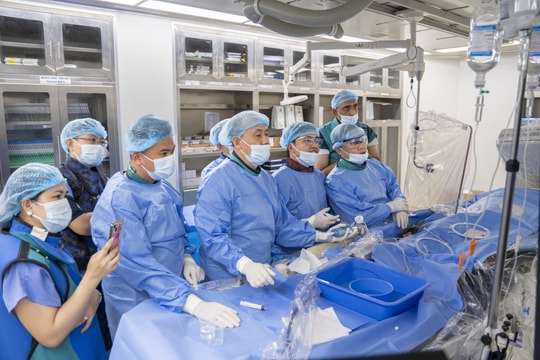 Bệnh viện Đa khoa Kiên Giang triển khai thành công bóng phá vôi cơ học LithiX HC trên bệnh nhân 95 tuổi