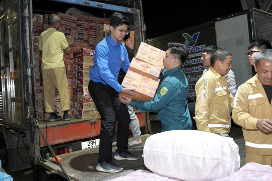 Hà Nội không ngủ vì "khúc ruột" miền Trung