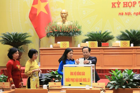 Đại biểu HĐND thành phố Hà Nội quyên góp ủng hộ đồng bào bị thiên tai