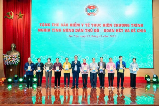 Trao tặng thẻ BHYT tới hội viên nông dân khó khăn: Lan tỏa chính sách nhân văn
