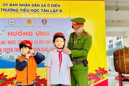 Công an xã Ô Diên tuyên truyền Luật Trật tự an toàn giao thông đường bộ cho học sinh