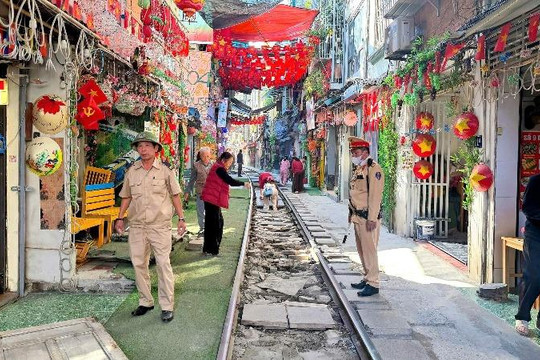 Hà Nội: Quyết liệt xử lý vi phạm lấn chiếm hành lang an toàn đường sắt tại khu vực ngõ đường tàu