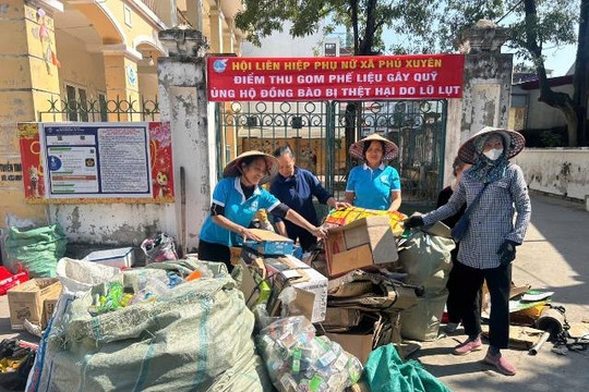 Phụ nữ Phú Xuyên chung tay hướng về đồng bào miền Trung
