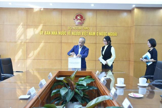 Ủy ban Nhà nước về người Việt Nam ở nước ngoài tổ chức Lễ phát động quyên góp ủng hộ đồng bào miền Trung, Tây Nguyên đang chịu thiệt hại nặng nề do mưa lũ 