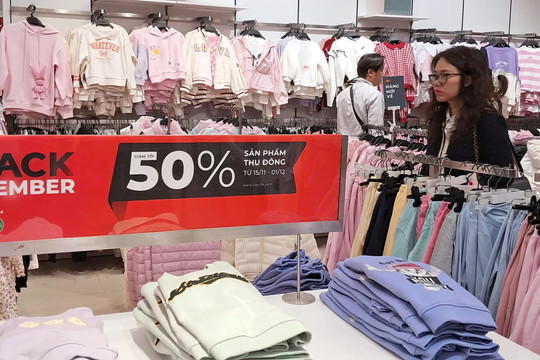 Các cửa hàng "chạy đua" khuyến mại Black Friday nhưng sức mua ảm đạm