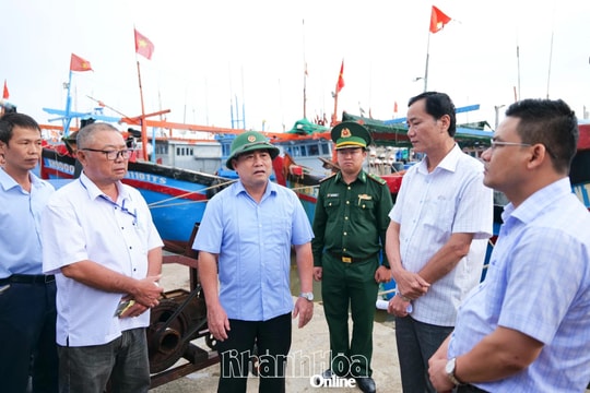 Miền Trung dồn lực khắc phục hậu quả lũ lụt, ứng phó bão số 15
