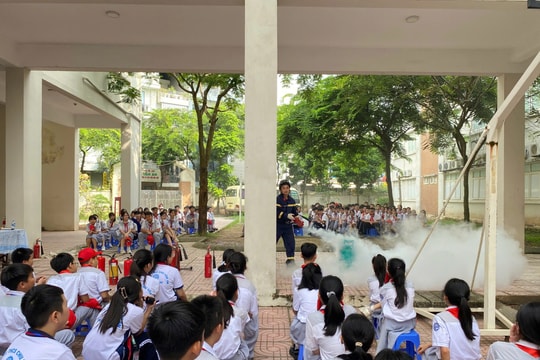 Hà Nội: Hàng trăm học sinh thực tập kỹ năng phòng cháy, chữa cháy