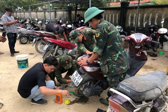 Các chiến sĩ thành thợ sửa xe giúp người dân vùng lũ Đắk Lắk