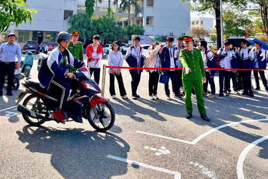 Công an phường đầu tiên tại Hà Nội đào tạo kỹ năng lái xe cho học sinh