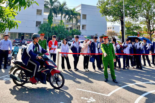 Công an phường đào tạo lái xe cho học sinh