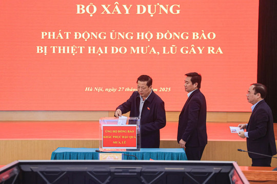 Bộ Xây dựng quyên góp ủng hộ đồng bào bị thiệt hại do mưa lũ ở miền Trung