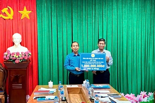 Tổng Liên đoàn Lao động Việt Nam hỗ trợ người lao động tỉnh Lâm Đồng bị ảnh hưởng mưa lũ 1 tỷ đồng