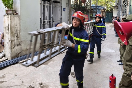 Thực tập phương án chữa cháy nhà trọ trong ngõ sâu ở phường Hoàng Liệt