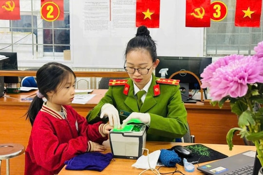 Công an phường Ba Đình tăng cường cấp CCCD cho lứa tuổi học sinh