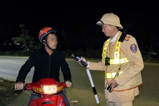 Tài xế bỏ xe, không chấp hành kiểm tra nồng độ cồn bị xử lý hàng loạt lỗi vi phạm