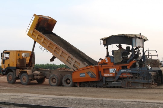 Thi công nước rút trên công trường cao tốc Biên Hòa - Vũng Tàu