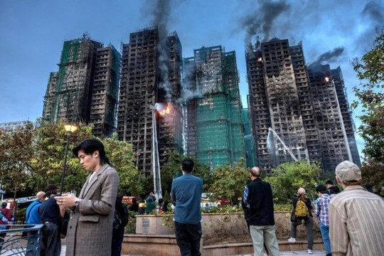 Vụ cháy thảm khốc ở Hong Kong (Trung Quốc) Sử dụng vật liệu dễ cháy nổ là nguyên nhân chính khiến ngọn lửa lan nhanh và gây thiệt hại lớn