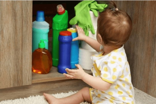 Khởi tố bảo mẫu vô ý làm cháu bé 2 tuổi tử vong