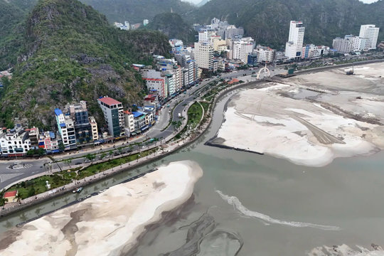 Hải Phòng sẽ hạn chế xe từ 29 chỗ vào trung tâm du lịch Cát Bà từ năm 2026