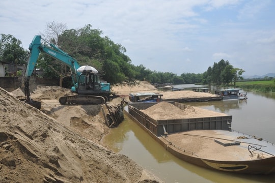 Nghệ An: Cần đẩy mạnh giám sát hoạt động khai thác, vận chuyển cát trên sông Lam