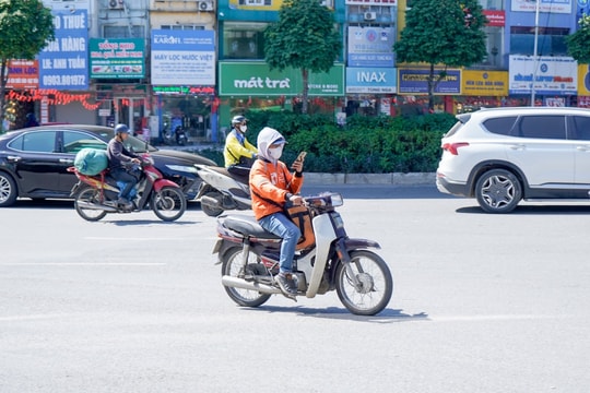 Cảnh báo nguy cơ tai nạn từ thói quen dùng điện thoại khi lái xe