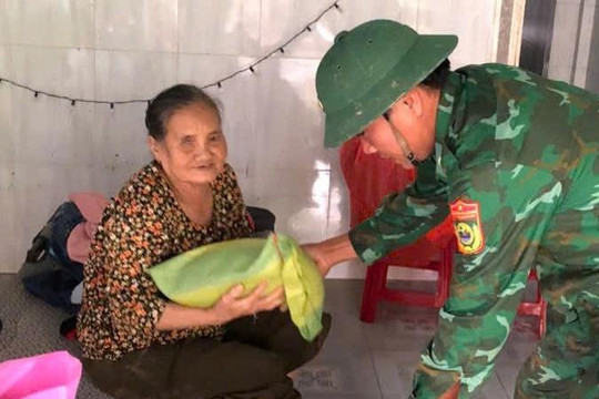 Những người lính biên phòng gác lại niềm riêng, đi về vùng tâm lũ giúp dân
