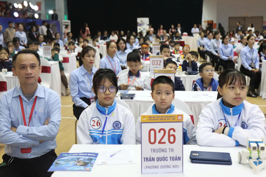 Hà Nội: học sinh tiểu học hào hứng với Ngày hội tiếng Anh STEM Robotics