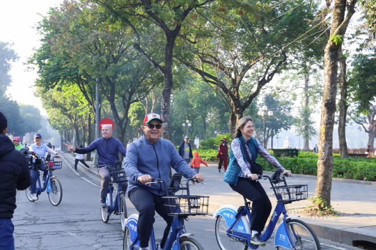 Hàng trăm đại sứ, cán bộ ngoại giao đạp xe vì Hà Nội xanh