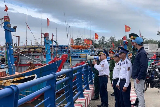Quảng Ngãi: Cảnh sát biển phối hợp với địa phương chủ động ứng phó bão số 15