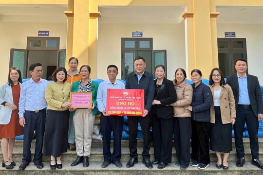 Nghĩa tình của ông Phùng Văn Thanh với đồng bào vùng lũ