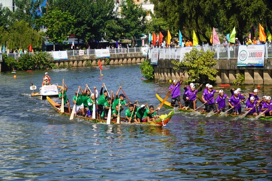 Sôi động Lễ hội đua ghe Ngo trên kênh Nhiêu Lộc - Thị Nghè