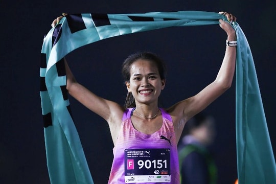 Cựu tuyển thủ Phạm Thị Hồng Lệ vô địch Giải VnExpress Marathon Hanoi Midnight 2025