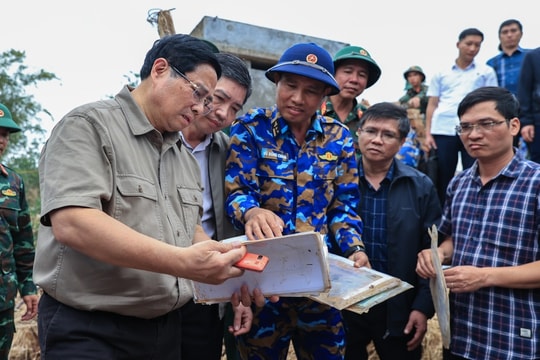 Thủ tướng Chính phủ Phạm Minh Chính Ưu tiên khôi phục nhà ở cho bà con vùng lũ