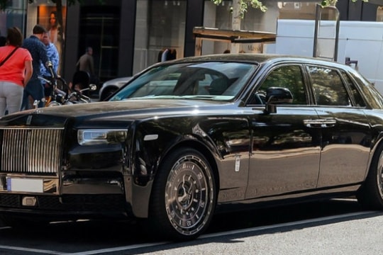 Rolls-Royce Phantom được độ mâm theo phong cách Rolex cực sang chảnh