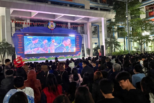 Phường Giảng Võ chiếu miễn phí phim “Mưa đỏ” tại 6 điểm trường