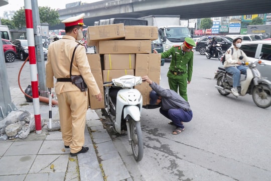 Hà Nội: Chở hàng cồng kềnh, tài xế đổ lỗi tại “hoàn cảnh”