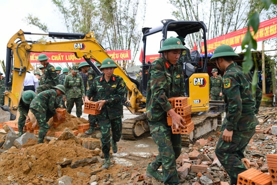 Nhộn nhịp công trường Chiến dịch Quang Trung xây lại nhà cho người dân vùng lũ