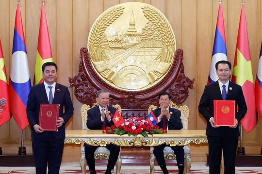 Tổng Bí thư Tô Lâm và Tổng Bí thư, Chủ tịch nước Lào chứng kiến Lễ trao các văn kiện hợp tác