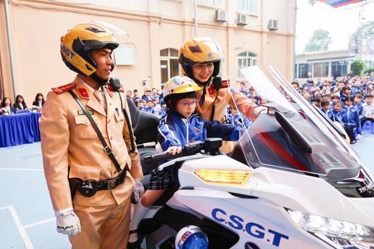 Những chiến sĩ áo vàng gieo mầm văn hóa giao thông cho học sinh Thủ đô