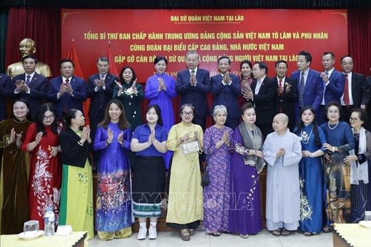 Tổng Bí thư Tô Lâm gặp gỡ cán bộ Đại sứ quán và cộng đồng người Việt Nam tại Lào