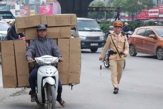 Hà Nội: Xử lý nhiều trường hợp lái xe chở hàng hoá cồng kềnh, gây mất an toàn giao thông