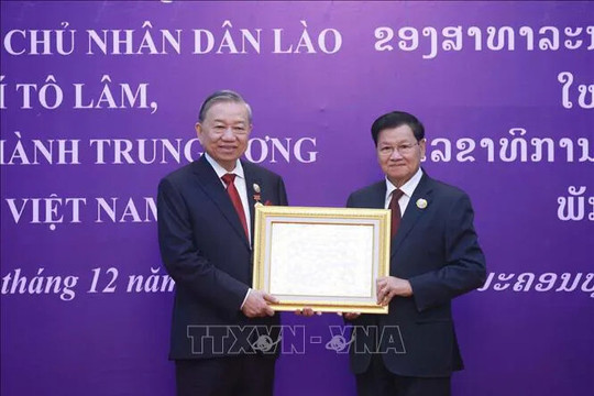 Tổng Bí thư Tô Lâm nhận Huân chương Vàng Quốc gia của Nhà nước Lào