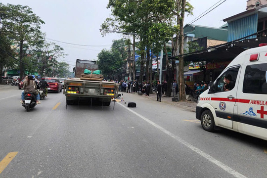 Tai nạn giao thông mới nhất 1/12/2025: cụ ông bị xe đầu kéo cán tử vong trên đường đi khám bệnh về