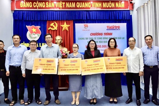 Trao quà, gửi yêu thương đến học sinh vùng lũ Gia Lai