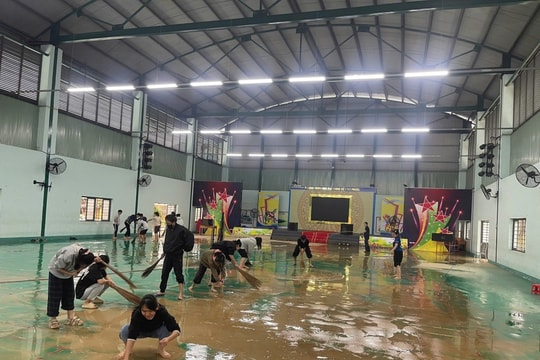 Những mái trường sau bão: khoảng lặng giữa những vệt bùn
