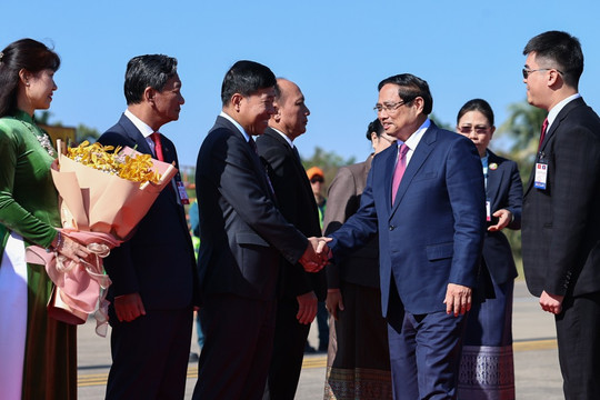 Thủ tướng Phạm Minh Chính tới Thủ đô Vientiane, bắt đầu chuyến công tác tại Lào