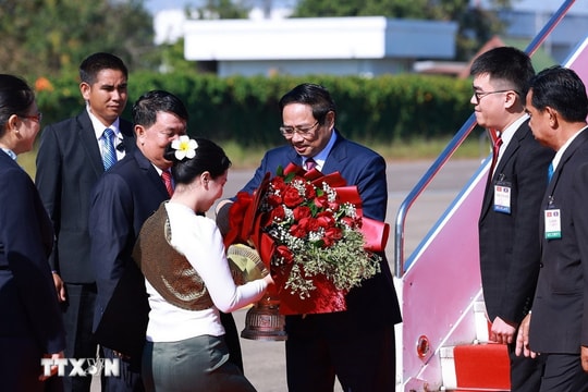 Thủ tướng Phạm Minh Chính tới Viêng Chăn, bắt đầu chuyến công tác tại Lào