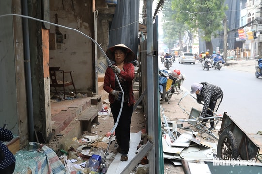 Người dân tháo dỡ, vận chuyển đồ đạc bàn giao mặt bằng đường Vành đai 1