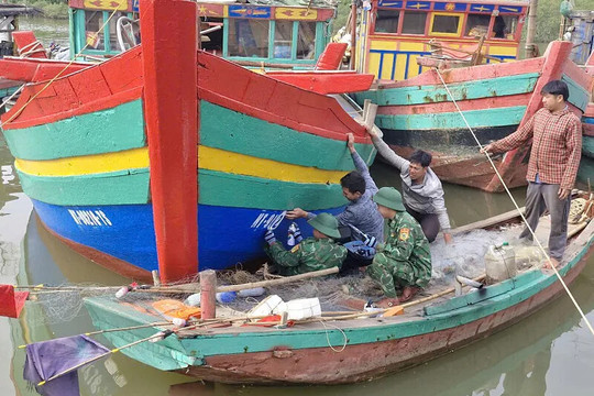 Hà Tĩnh: sơn, vẽ lại biển số cho gần 300 tàu cá của ngư dân