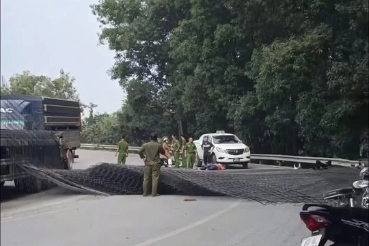 Xe đầu kéo làm rơi lưới thép, 3 người bị thương khi đi qua cầu Thủ Biên